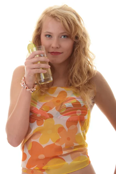 年轻漂亮金发女郎喝鸡尾酒 绿色冰茶 在白色的背景 — 图库照片