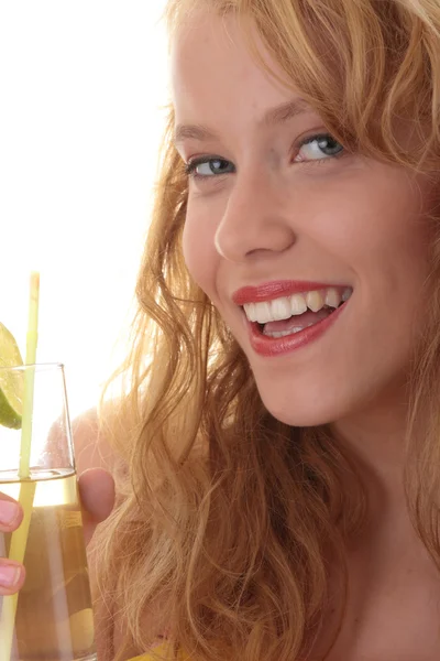 Młody Piękny Blond Kobieta Popijając Koktajl Lody Zielonej Herbaty Białym — Zdjęcie stockowe
