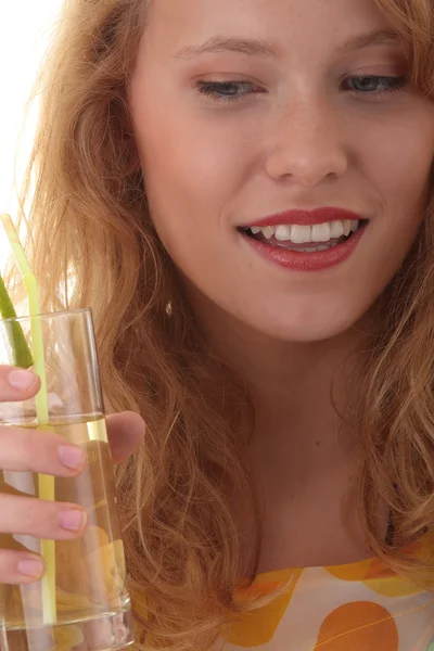 Ung Vacker Blond Kvinna Smuttar Cocktail Gröna Ice Tea Över — Stockfoto