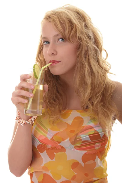 Ung Vacker Blond Kvinna Smuttar Cocktail Gröna Ice Tea Över — Stockfoto