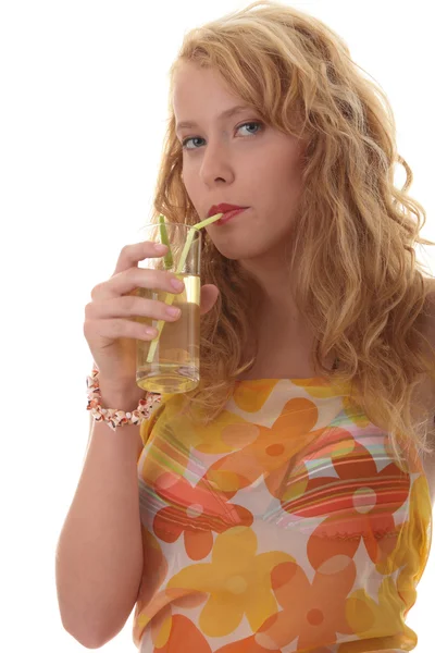 Junge Schöne Blonde Frau Nippt Cocktail Grünem Eistee Über Weißem — Stockfoto