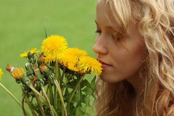 黄色の花の臭いがする 太陽を楽しむフィールドの美しい若い金髪女性 女の子 — ストック写真