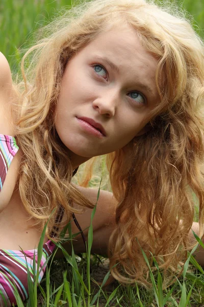 かなり金髪の若い女性フィールドに屋外でリラックスできる緑の草のフル — ストック写真
