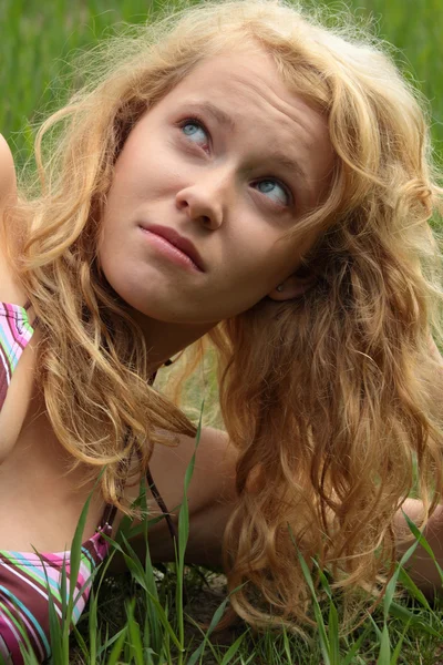 かなり金髪の若い女性フィールドに屋外でリラックスできる緑の草のフル — ストック写真