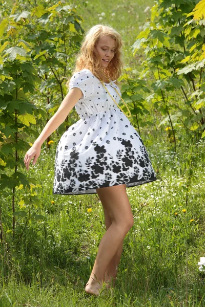 Jovem Bela Mulher Loira Vestindo Vestido Preto Branco Apreciando Sol — Fotografia de Stock