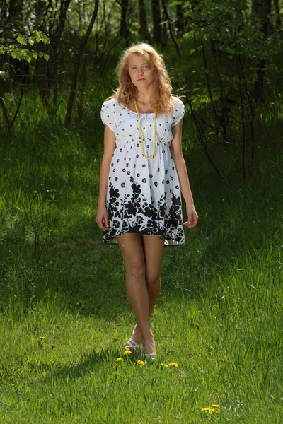 Jovem Bela Mulher Loira Vestindo Vestido Preto Branco Apreciando Sol — Fotografia de Stock