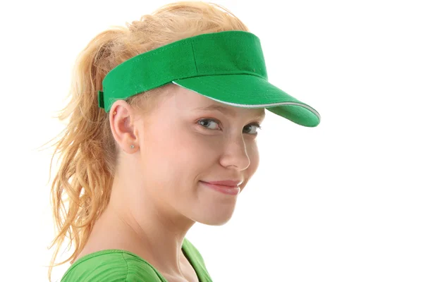 Jovem mulher loira bonita com tampa verde — Fotografia de Stock