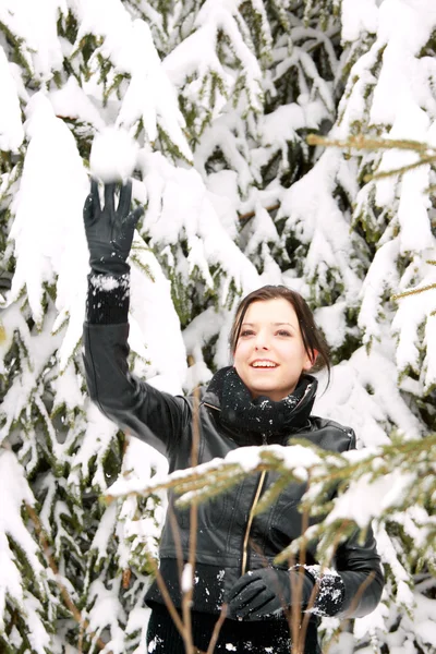 Женщина на улице в снегу — стоковое фото