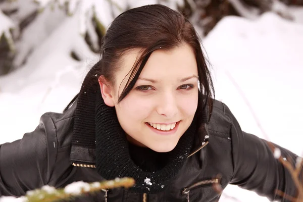 Όμορφη γυναίκα που είναι εξωτερική στο χιόνι — Φωτογραφία Αρχείου