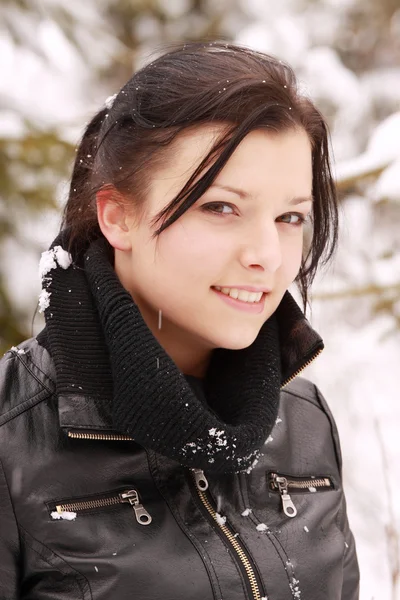 雪の中で屋外美しい女性 — ストック写真