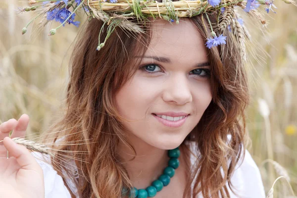 Krásná mladá dívka v letní pole — Stock fotografie