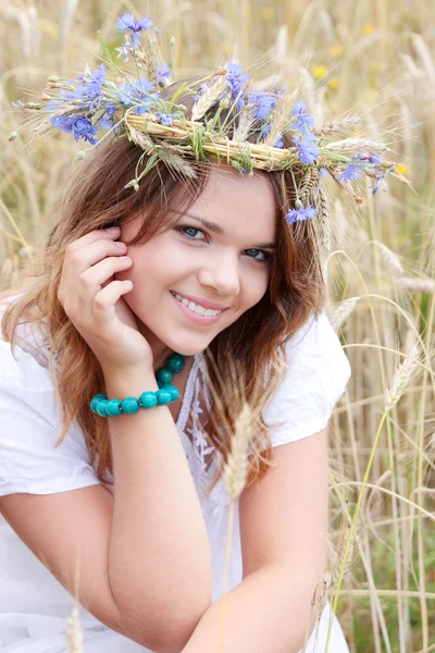 Beautiful young girl in summer field — Stock Photo, Image