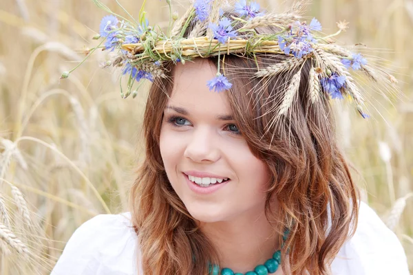 Beautiful Young Girl Summer Field Grain Flower Garland — Stock Photo, Image