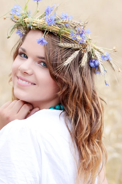 Krásná mladá dívka v letní pole — Stock fotografie