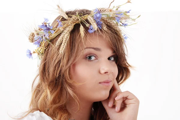 Teen girl in summer wreath — Stock Photo, Image