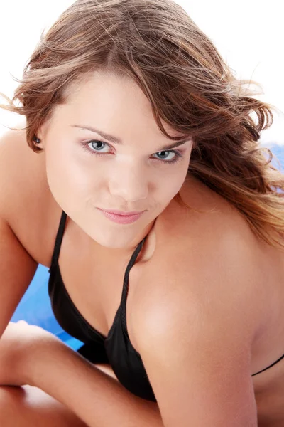 Jonge vrouw in zwarte bikini — Stockfoto