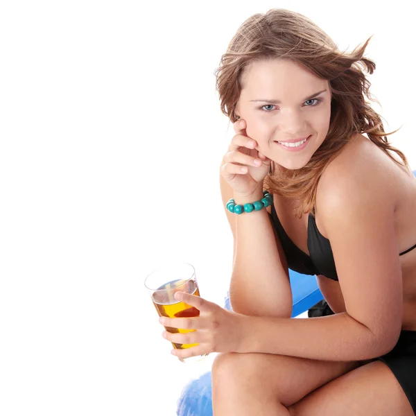 Молодая женщина в бикини пьет чай со льдом — стоковое фото