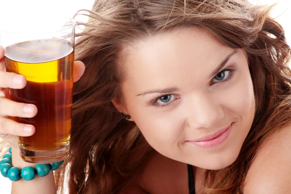 分離された氷のお茶を飲むビキニの若い女性 — ストック写真
