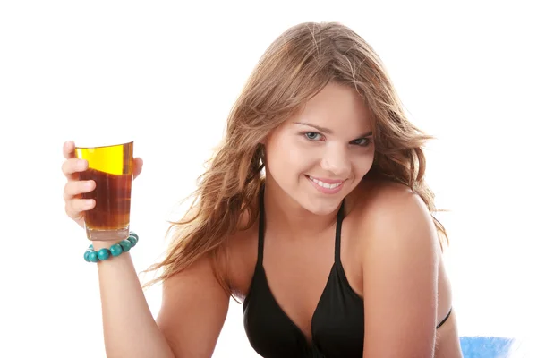 Jonge Vrouw Bikini Drinken Van Ijs Thee Geïsoleerd — Stockfoto