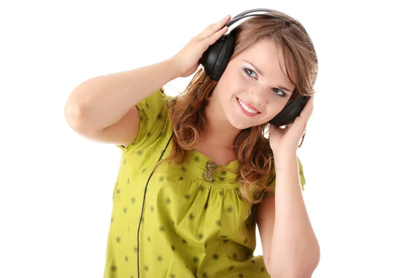 Красивая девочка-подросток слушает музыку — стоковое фото