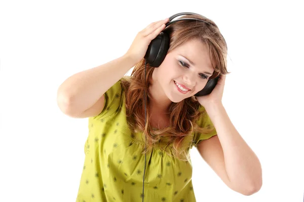 Bella Adolescente Abito Verde Ascoltare Musica Con Grandi Cuffie Isolato — Foto Stock