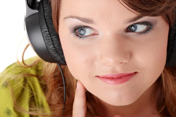 Bella Adolescente Abito Verde Ascoltare Musica Con Grandi Cuffie Isolato — Foto Stock