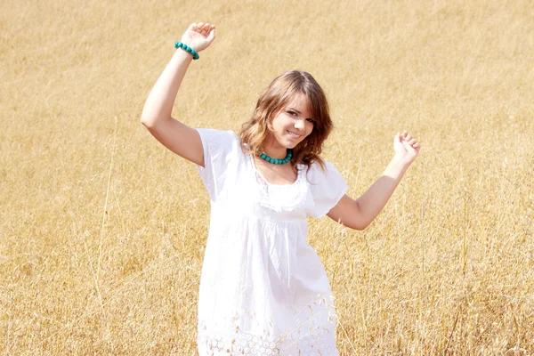 Natural young girl in the countryside — Stock Photo, Image