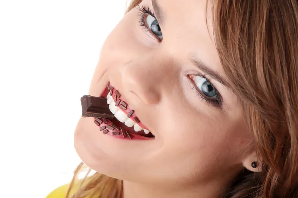 Menina Adolescente Comendo Chocolate Isolado — Fotografia de Stock