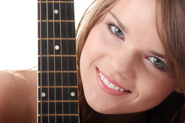 年轻女子与孤立在白色背景上的黑色天吉他覆盖她的自我 — 图库照片