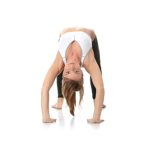 Bella Giovane Donna Che Esercizio Yoga Isolato — Foto Stock
