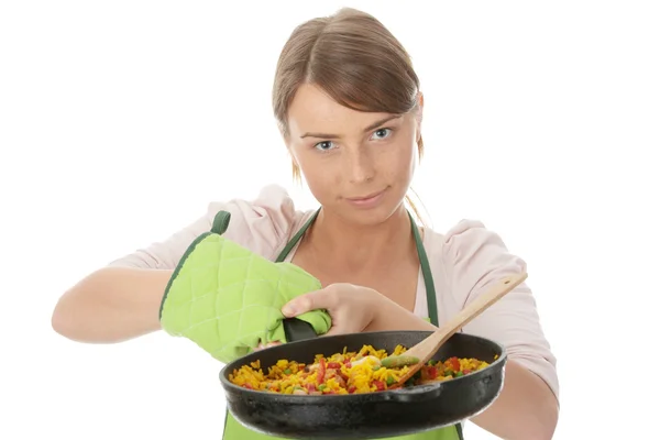 Genç Kadın Üzerinde Beyaz Izole Sağlıklı Yemek Pişirme — Stok fotoğraf