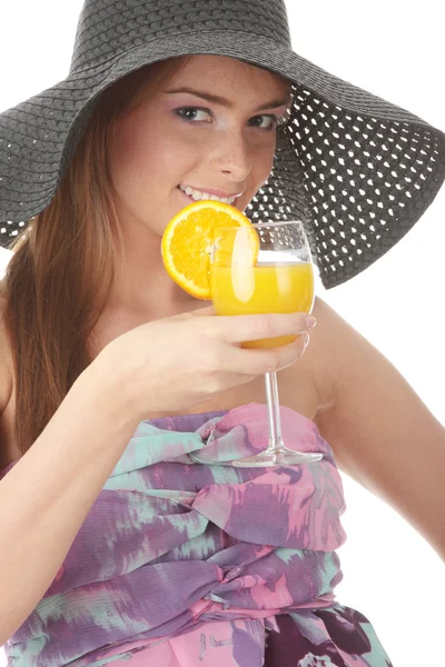Krásná žena, držící pomeranč koktejl — Stock fotografie