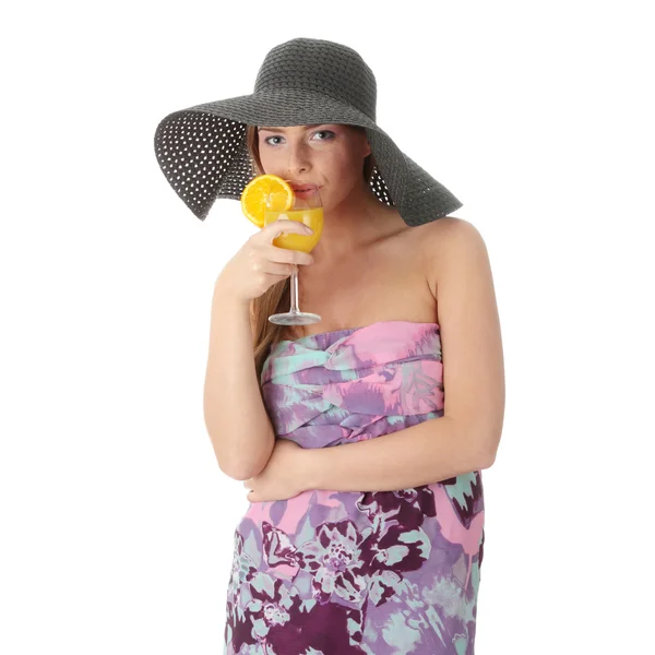 Foto Der Schönen Frau Mit Einem Orangefarbenen Cocktail Isoliert Auf — Stockfoto