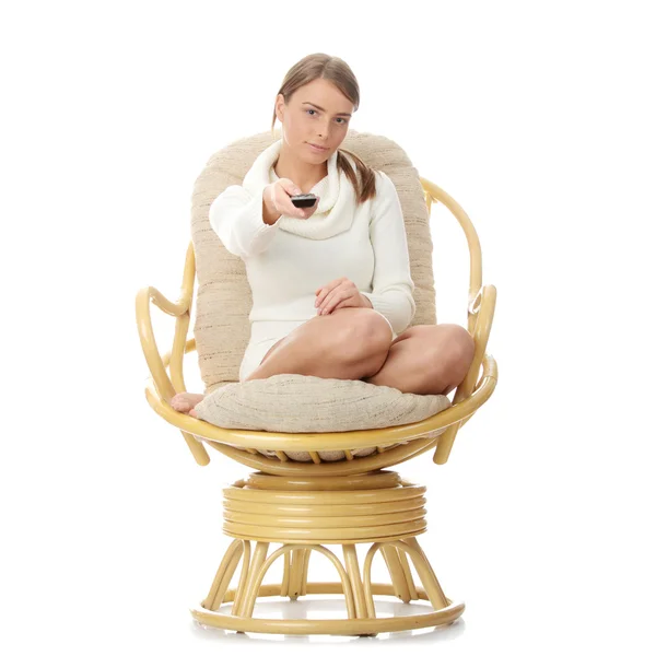 Junge Frau Vor Dem Fernseher Mit Fernbedienung Während Sie Sessel — Stockfoto