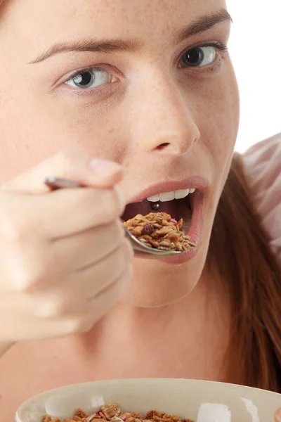 Junge Hausfrau Isst Musselin Isoliert Auf Weiß — Stockfoto