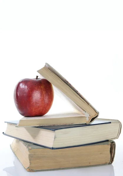 Manzana roja en libros — Foto de Stock