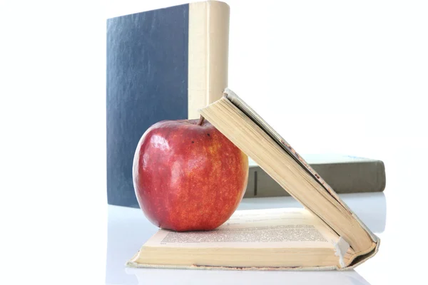 白で隔離される本に赤いリンゴ — ストック写真