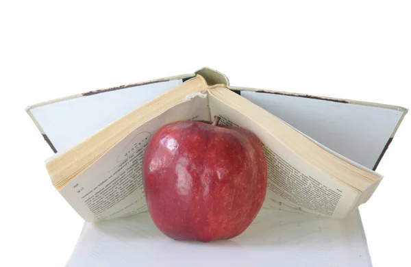 Roter Apfel auf Buch — Stockfoto