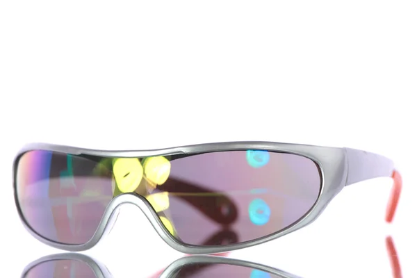 Солнцезащитные очки на белом фоне — стоковое фото