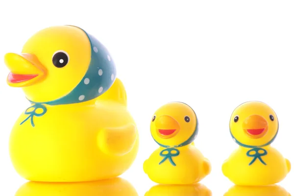 Três Patos Amarelos Brinquedos Isolados Sobre Fundo Branco — Fotografia de Stock