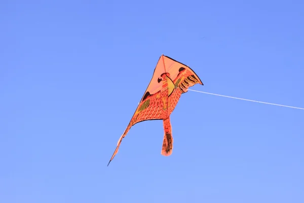 在清洁蓝蓝的天空上的风筝 — 图库照片