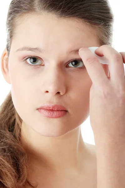 Mujer Joven Usando Una Almohadilla Algodón Para Quitarse Maquillaje Aislada —  Fotos de Stock