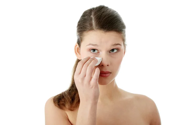 Mujer Joven Usando Una Almohadilla Algodón Para Quitarse Maquillaje Aislada —  Fotos de Stock