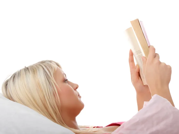 美丽性感快乐金发白种女人阅读本书在床上的肖像 — 图库照片