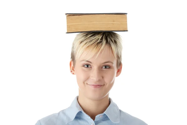 Tonåring student kvinna med bok på huvudet — Stockfoto