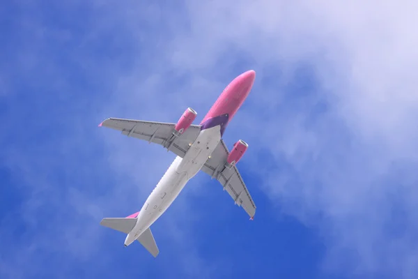 Düsenflugzeug Fast Klaren Blauen Himmel Mit Ein Paar Wolken — Stockfoto