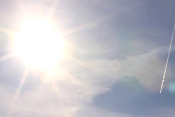 Güneşli Gökyüzü Arka Plan Bulut Küçük Uçak Ile — Stok fotoğraf