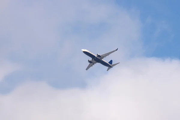 Düsenflugzeug Fast Klaren Blauen Himmel Mit Ein Paar Wolken — Stockfoto