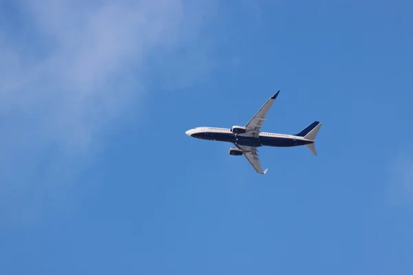 Jet Flygplan Nästan Klarblå Himmel Häxa Några Moln — Stockfoto
