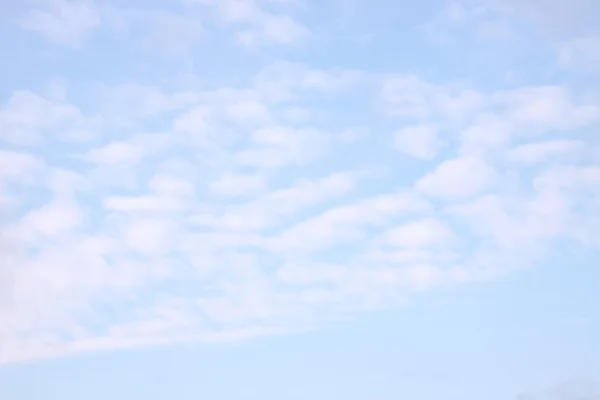 Blauwe hemel en wolken - achtergrond — Stockfoto